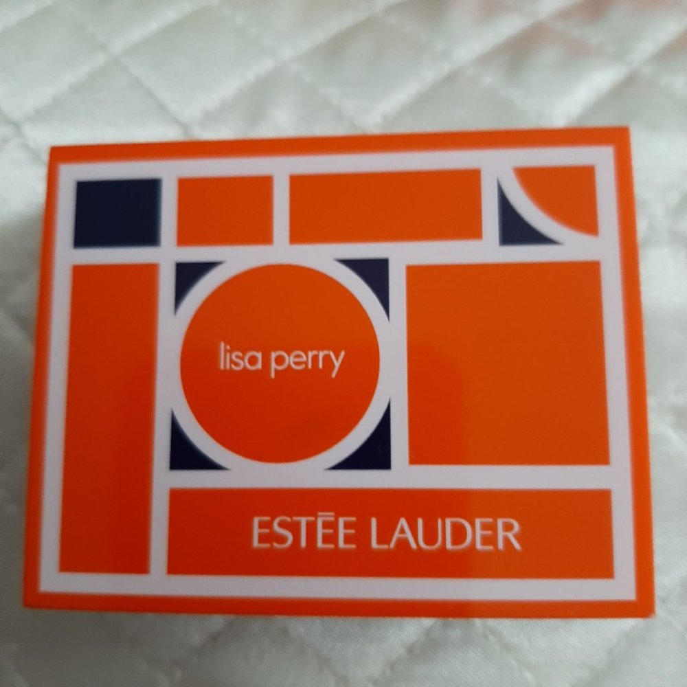Estee Lauder Make up Bundle in Dual Cosmetic Bag - Picture 2 of 11